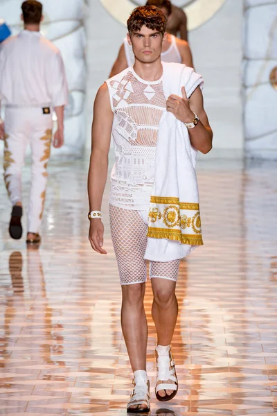 Look 19